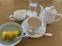 �e�[�u���̏�ɒu���ꂽ�R�[�q�[�J�b�v

AI �����R���e���c�͌����܂މ\��������܂��B