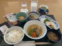 �e�[�u���̏�ɂ��闿��

AI �����R���e���c�͌����܂މ\��������܂��B