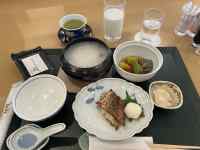 �e�[�u���̏�ɂ��闿��

AI �����R���e���c�͌����܂މ\��������܂��B