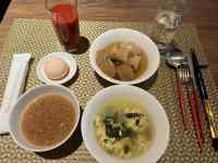 �e�[�u���̏�ɂ���H���ƃR�[�q�[

AI �����R���e���c�͌����܂މ\��������܂��B