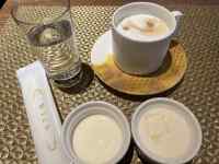 �e�[�u���̏�ɒu���Ă��鐔�X�̃J�b�v

AI �����R���e���c�͌����܂މ\��������܂��B