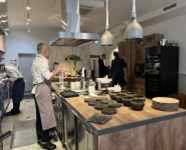 ����, �L�b�`��, �H�i, �e�[�u�� ���܂܂�Ă���摜

AI �����R���e���c�͌����܂މ\��������܂��B