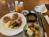 �e�[�u���̏�ɂ��鐔��ނ̐H��

AI �����R���e���c�͌����܂މ\��������܂��B