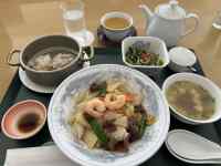 �e�[�u���̏�ɂ��邢���ȗ���

AI �����R���e���c�͌����܂މ\��������܂��B