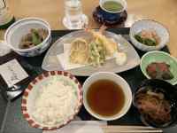 �e�[�u���̏�ɂ��邢���ȐH�ו�

AI �����R���e���c�͌����܂މ\��������܂��B