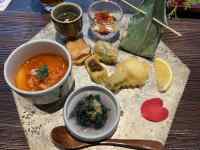 �ؐ��e�[�u���̏�ɒu���ꂽ�H��

AI �����R���e���c�͌����܂މ\��������܂��B