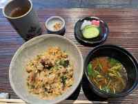 �e�[�u���̏�̐H��

AI �����R���e���c�͌����܂މ\��������܂��B