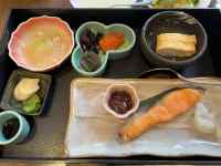 �g���C�̏�ɂ��闿��

AI �����R���e���c�͌����܂މ\��������܂��B