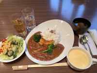 �e�[�u���̏�̐H��

AI �����R���e���c�͌����܂މ\��������܂��B