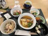 �e�[�u���̏�̐H���ƈ��ݕ�

AI �����R���e���c�͌����܂މ\��������܂��B