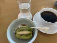 �M�̏�ɒu���ꂽ�R�[�q�[�J�b�v

AI �����R���e���c�͌����܂މ\��������܂��B