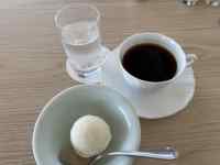 �e�[�u���̏�ɒu���ꂽ�R�[�q�[�J�b�v

AI �����R���e���c�͌����܂މ\��������܂��B