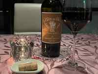 �e�[�u���ɒu���ꂽ���C���{�g���ƃO���X

AI �����R���e���c�͌����܂މ\��������܂��B