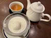 �e�[�u���̏�ɒu���ꂽ�R�[�q�[�J�b�v

AI �����R���e���c�͌����܂މ\��������܂��B