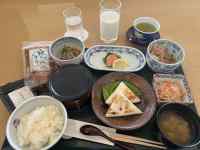 �e�[�u���̏�ɂ��邢���ȗ���

AI �����R���e���c�͌����܂މ\��������܂��B