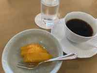 �M�̏�ɒu���Ă���R�[�q�[�ƃX�v�[��

AI �����R���e���c�͌����܂މ\��������܂��B