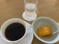 �M�̏�ɒu���ꂽ�R�[�q�[�J�b�v

AI �����R���e���c�͌����܂މ\��������܂��B