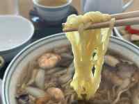 �e�[�u���̏�ɂ��闿��

AI �����R���e���c�͌����܂މ\��������܂��B