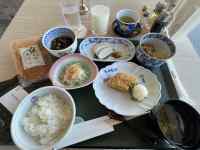 �e�[�u���̏�ɕ��ׂ�ꂽ����

AI �����R���e���c�͌����܂މ\��������܂��B