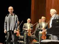 �X�[�c�𒅂��j������

AI �����R���e���c�͌����܂މ\��������܂��B