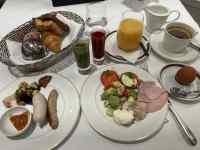 �e�[�u���̏�ɂ��邢���ȐH�ו�

AI �����R���e���c�͌����܂މ\��������܂��B