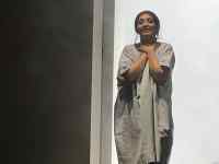 �ǂ̑O�ɗ����Ă���j��

AI �����R���e���c�͌����܂މ\��������܂��B