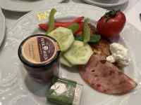 �e�[�u���̏�̐H��

AI �����R���e���c�͌����܂މ\��������܂��B