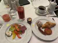 �M�̏�ɂ��邢���ȐH�ו�

AI �����R���e���c�͌����܂މ\��������܂��B