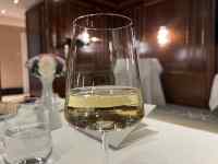 �e�[�u���̏�̃��C���O���X

AI �����R���e���c�͌����܂މ\��������܂��B