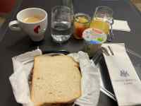 �e�[�u���̏�̃T���h�C�b�`�ƃR�[�q�[

AI �����R���e���c�͌����܂މ\��������܂��B