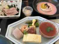 �g���C�̏�ɂ��鐔��ނ̐H��

AI �����R���e���c�͌����܂މ\��������܂��B