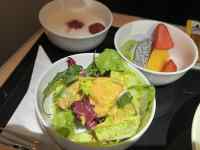 �e�[�u���̏�ɂ���T���_

AI �����R���e���c�͌����܂މ\��������܂��B