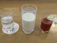 �e�[�u���̏�̈��ݕ����������O���X

AI �����R���e���c�͌����܂މ\��������܂��B