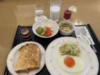 �e�[�u���̏�ɂ���H�ו�

AI �����R���e���c�͌����܂މ\��������܂��B