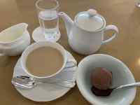 �e�[�u���̏�ɒu���ꂽ�R�[�q�[�J�b�v

AI �����R���e���c�͌����܂މ\��������܂��B