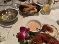 �e�[�u���̏�ɂ��鐔��ނ̐H�ו�

AI �����R���e���c�͌����܂މ\��������܂��B