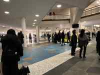 �w�ɑ҂��Ă���l�X

AI �����R���e���c�͌����܂މ\��������܂��B