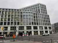 �����̑O�ɗ����Ă��鍂�w�r��

AI �����R���e���c�͌����܂މ\��������܂��B