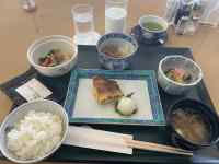 �e�[�u���̏�ɕ��ׂ�ꂽ����

AI �����R���e���c�͌����܂މ\��������܂��B