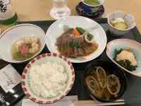 �e�[�u���̏�ɂ��邢���ȗ���

AI �����R���e���c�͌����܂މ\��������܂��B