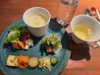 �e�[�u���̏�̐H���ƈ��ݕ�

AI �����R���e���c�͌����܂މ\��������܂��B