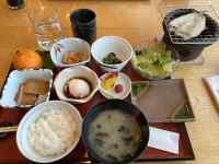 �e�[�u���̏�ɕ��ׂ�ꂽ����

AI �����R���e���c�͌����܂މ\��������܂��B