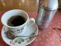 �e�[�u���̏�ɂ���R�[�q�[

AI �����R���e���c�͌����܂މ\��������܂��B