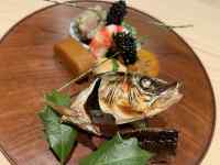 �M�̏�ɂ���T���_

AI �����R���e���c�͌����܂މ\��������܂��B