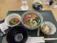 �e�[�u���̏�ɂ��闿��

AI �����R���e���c�͌����܂މ\��������܂��B