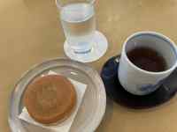 �e�[�u���̏�ɂ���R�[�q�[

AI �����R���e���c�͌����܂މ\��������܂��B