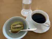 �M�̏�ɒu���ꂽ�R�[�q�[�J�b�v

AI �����R���e���c�͌����܂މ\��������܂��B