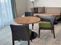 �e�[�u���̏�ɒu���ꂽ�֎q

AI �����R���e���c�͌����܂މ\��������܂��B