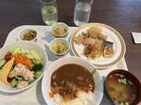 �e�[�u���̏�̐H��

AI �����R���e���c�͌����܂މ\��������܂��B